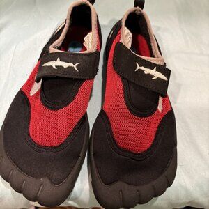 newtz water shoes size TODDLER BOY 13-1 color Red black resistant UPF 50+ materi